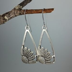 HAND CRAFTED EARRINGS Boho Vintage Style Silver Rustic Sunflower Dangle